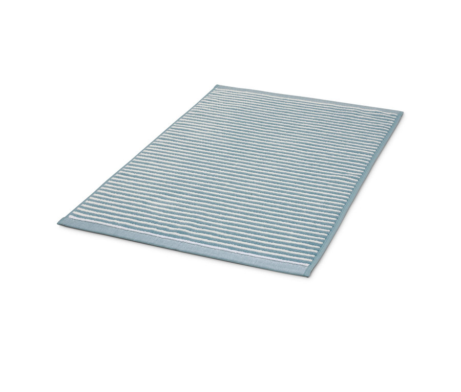 Modrá predložka do kúpeľne.