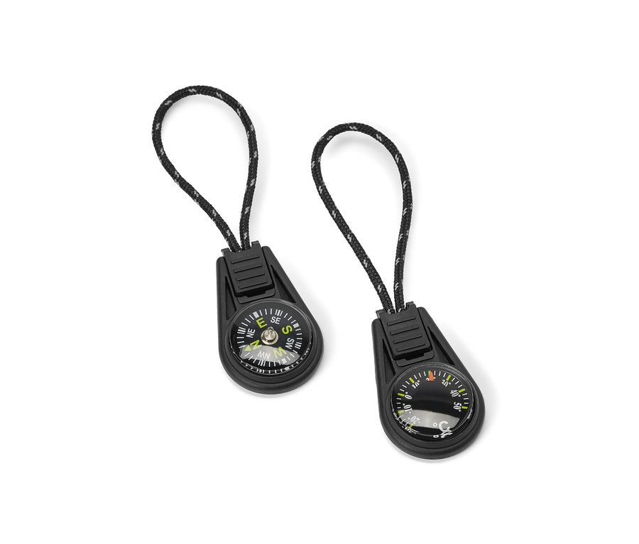 Dva prívesky na zips na bielom pozadí.