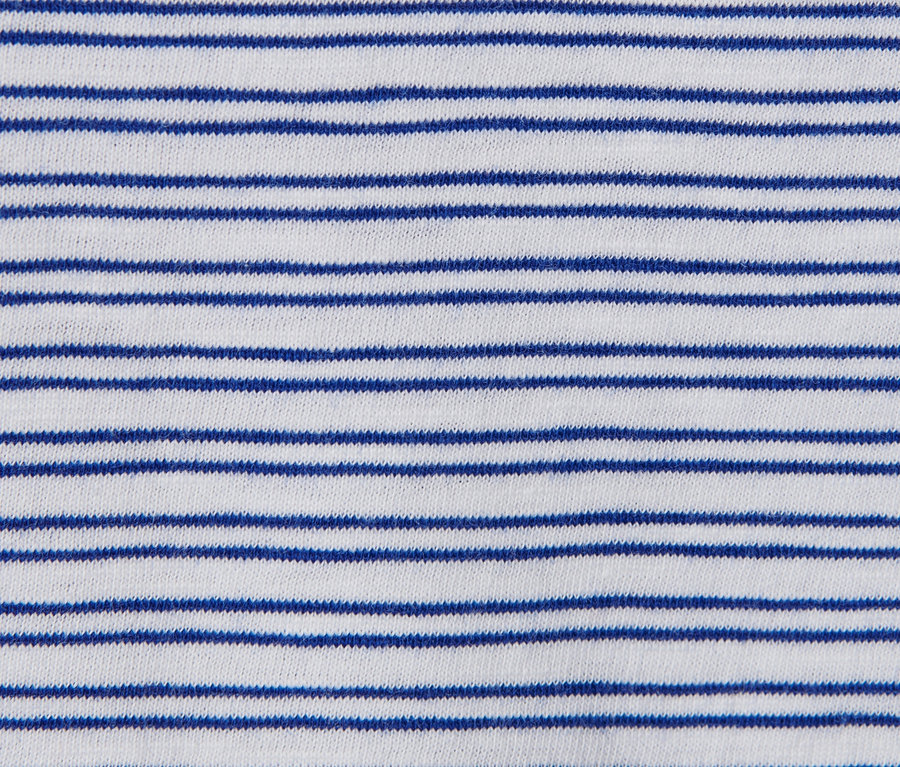 Detail prúžkovaného trička.