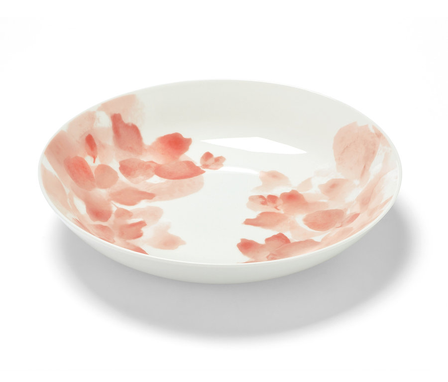 Biela porcelánová miska s kvetinovým vzorom.