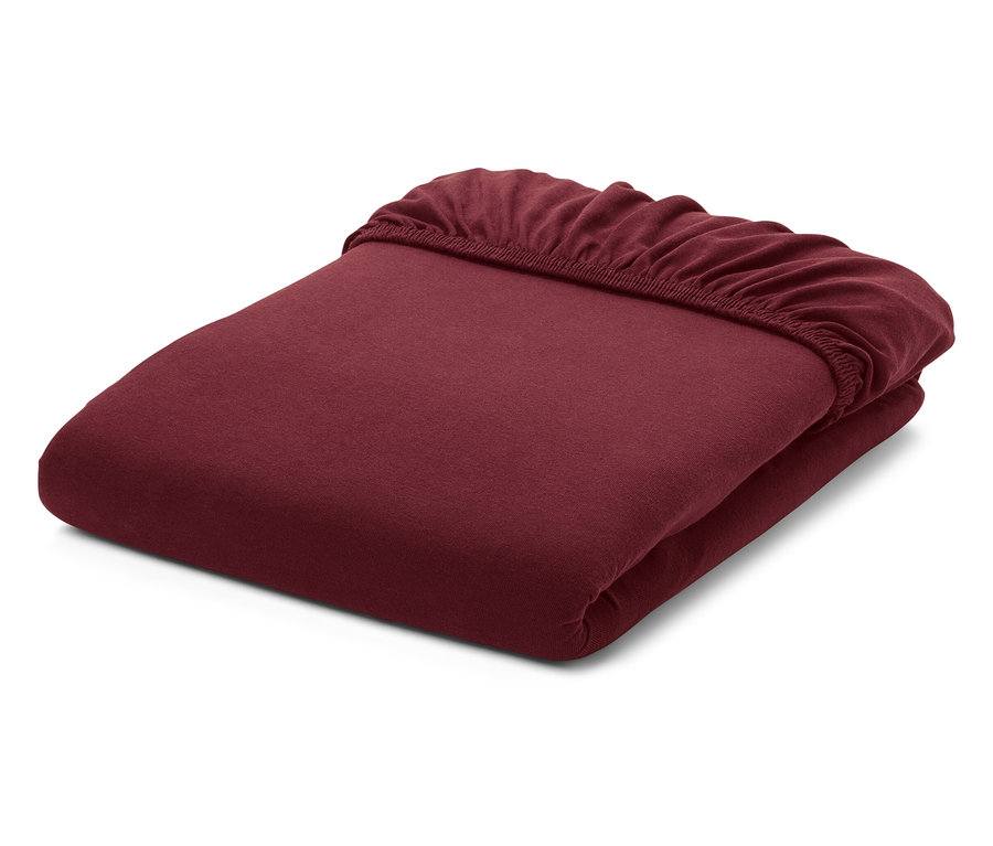 Zložená, bordová plachta s gumou na bielom pozadí.