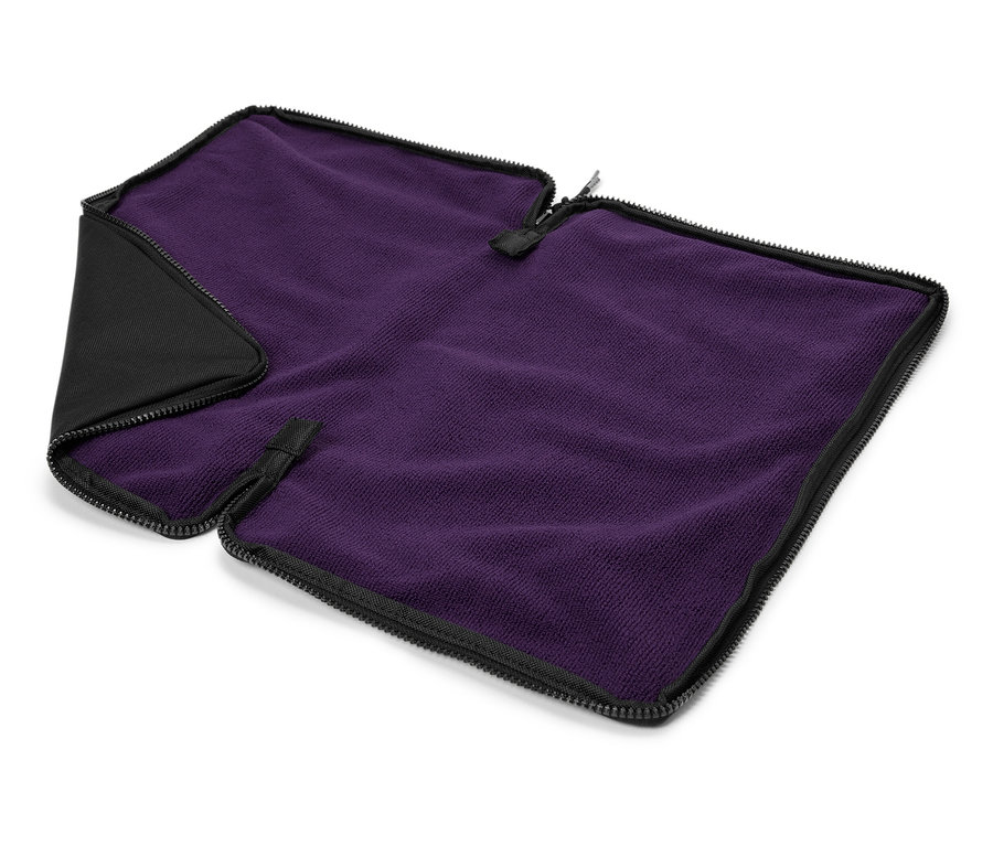 Fialová deka s čiernym lemovaním a zipsom.