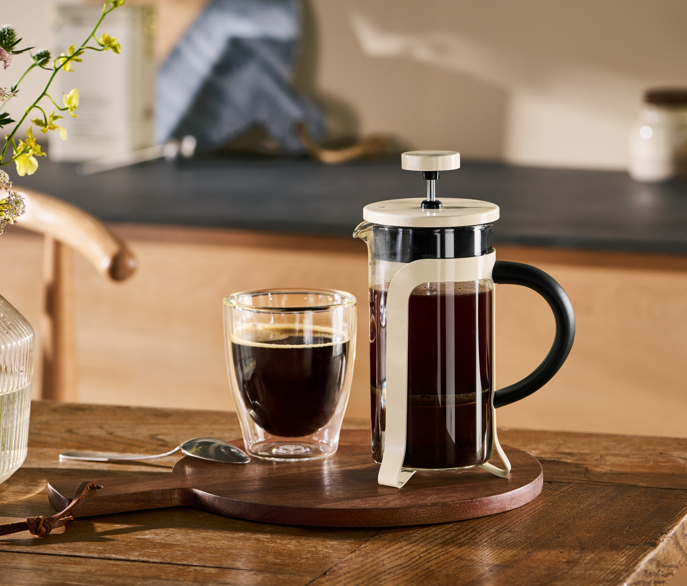 Béžová kanvica french press 300 ml a šálka kávy na drevenom stole.