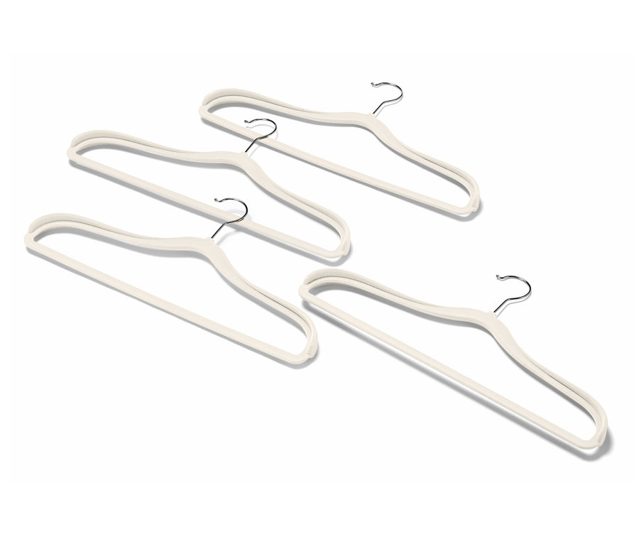 Štyri béžové vešiaky na šaty s chrómovanými háčikmi na bielom pozadí.