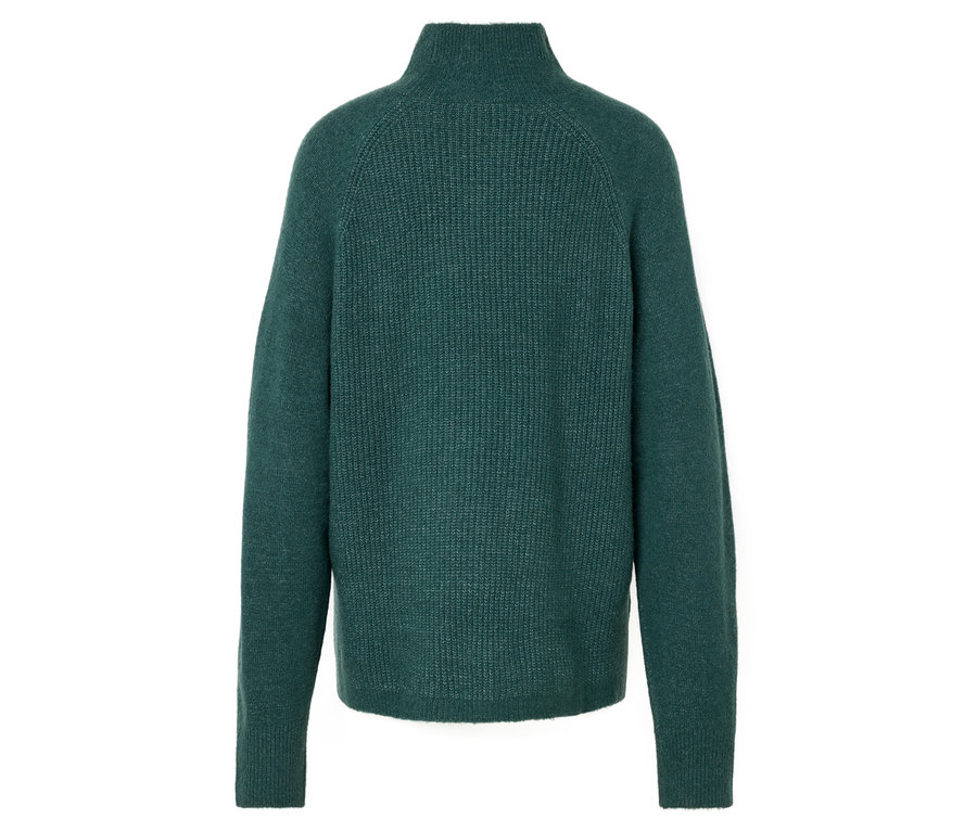 Pohľad zozadu na zelený pletený sveter s vysokým golierom.