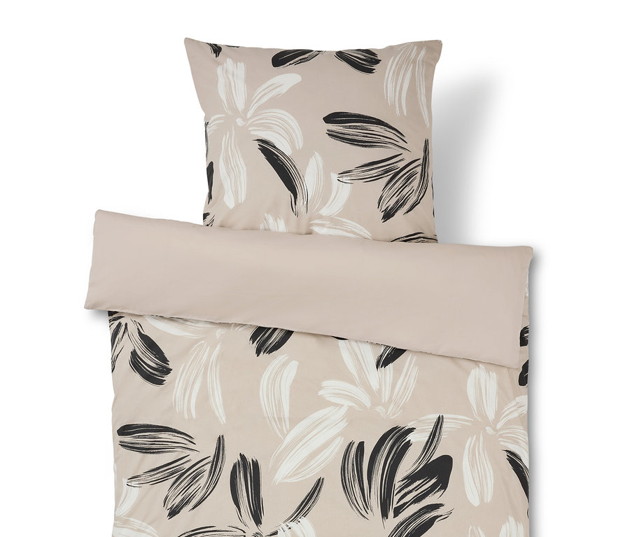 Obliečky na posteľ s kvetinovým vzorom v béžovej farbe.