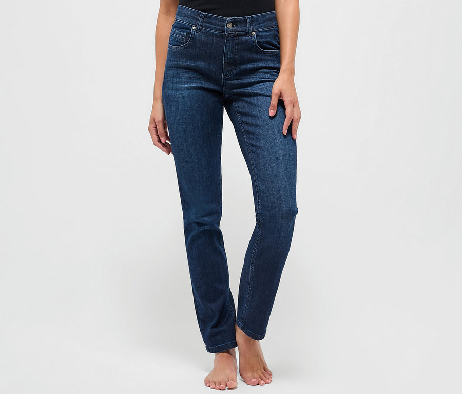 Žena stojí a má na sebe džínsy Angels »Cici« strih Slim Fit, tmavomodré.