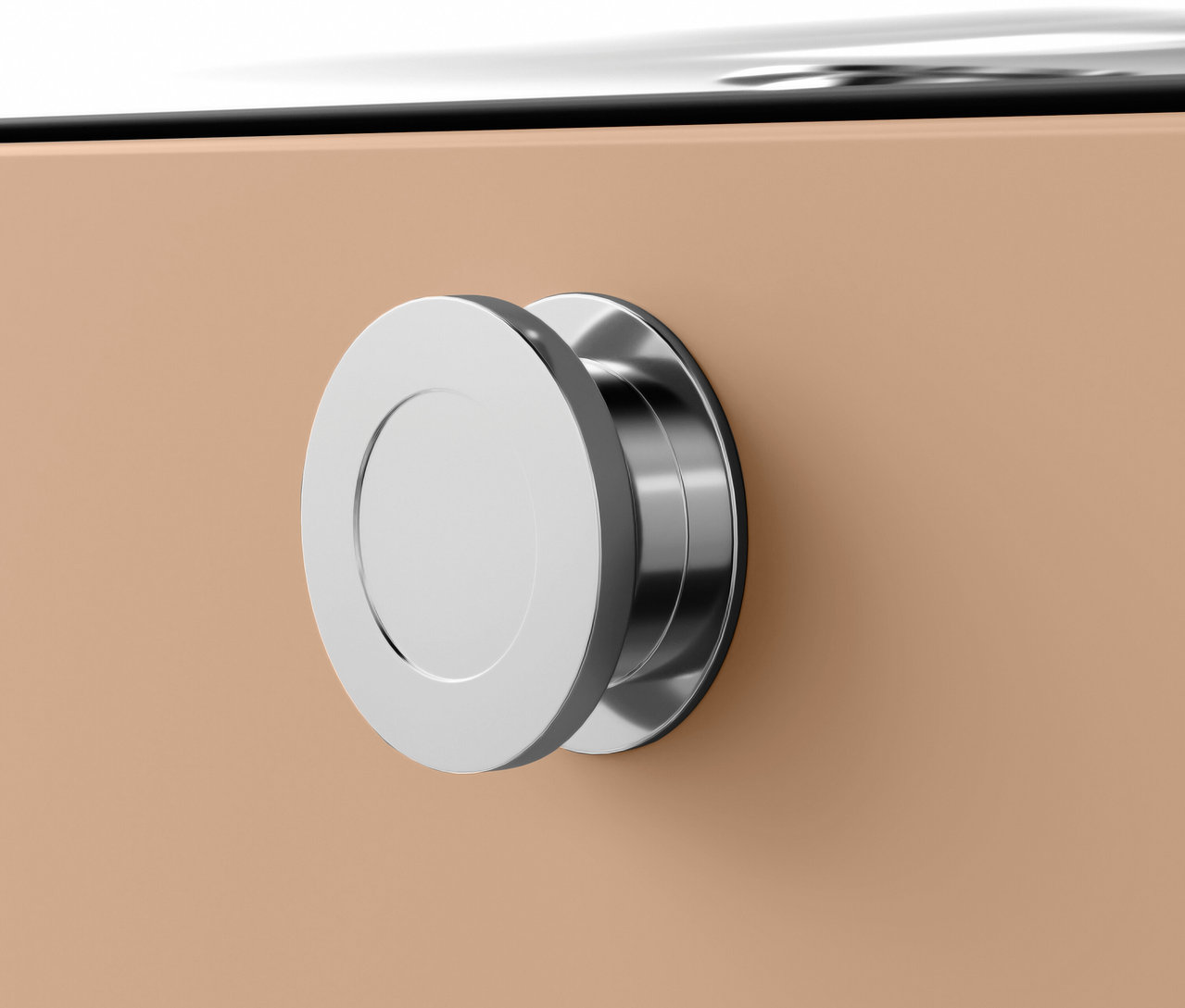 Detail chrómovej guľatej kľučky na béžovej skrinke.