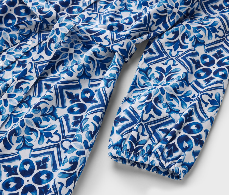 Detail modro-bielych midišiat s potlačou.