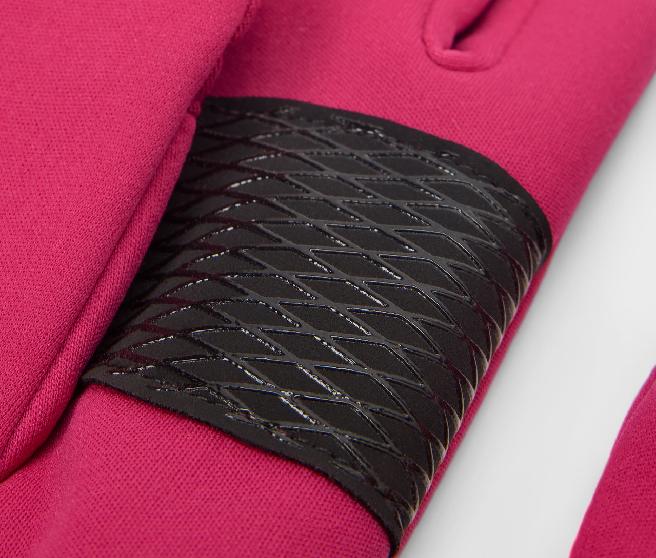 Detail detských softshellových rukavíc vo vínovom prevedení s čiernym protišmykovým prvkom.