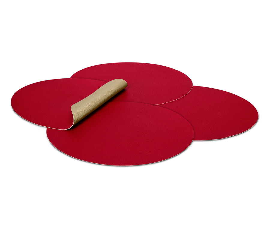 Štyri červené prestierania, jedno z nich je otočené a ukazuje béžovú spodnú stranu.