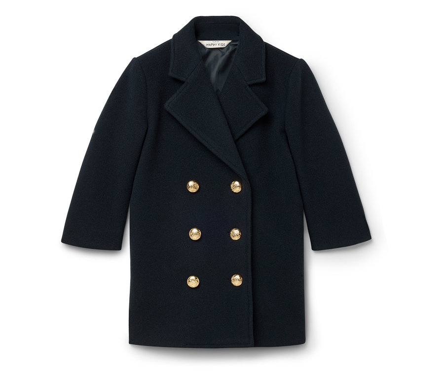 Tmavo modrý dvojradový kabát so zlatými gombíkmi.