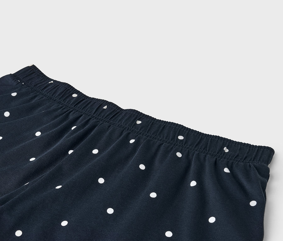 Detail námorníckych nohavíc s bielymi bodkami a elastickým pásom.