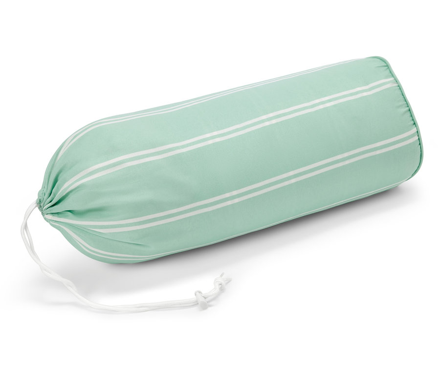 Podlhovastý vankúš s tyrkysovými a bielymi pruhmi leží na bielom pozadí.