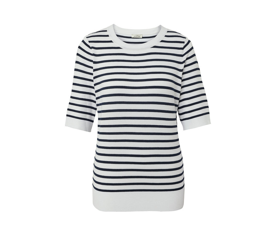 Tmavomodro-biely pruhovaný pulóver z jemného úpletu s krátkymi rukávmi.