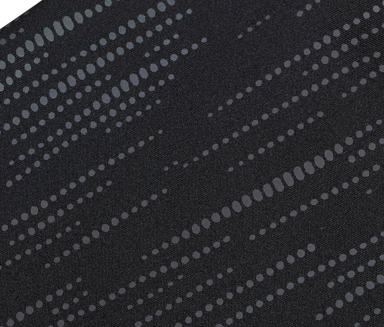 Detailný záber na čiernu látku s diagonálnymi pruhmi sivých bodiek.
