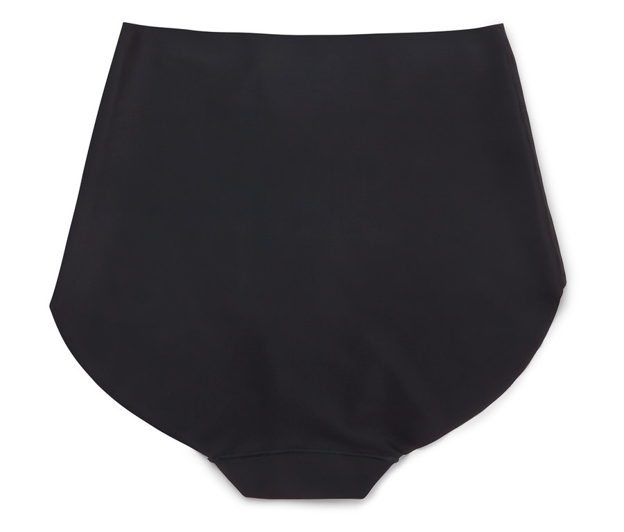 Čierna spodná bielizeň leží na bielom pozadí.