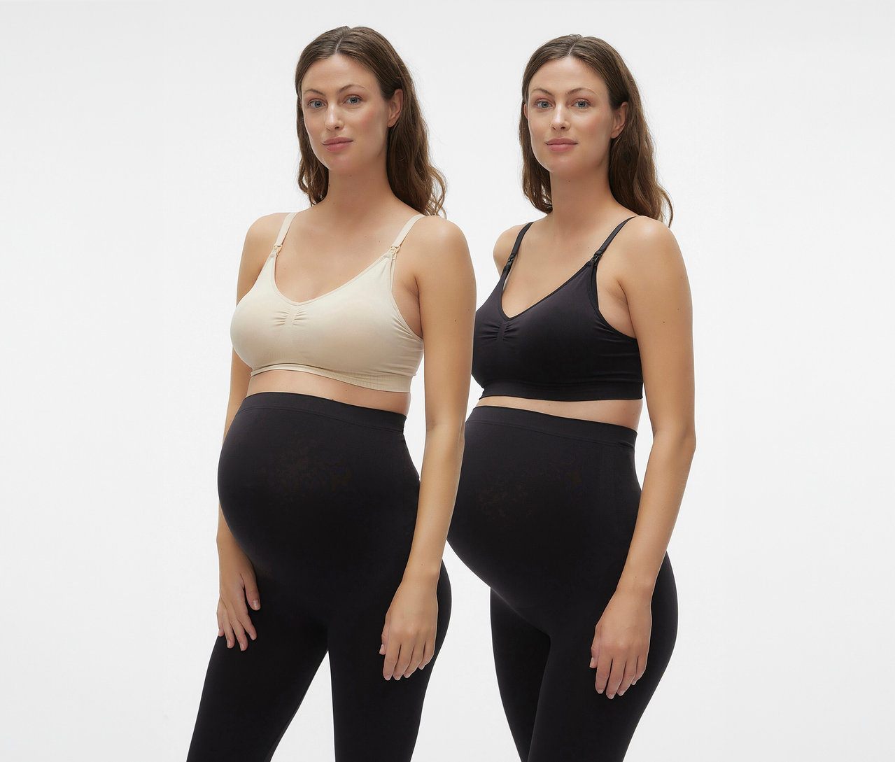 Dve tehotné ženy nosia MAMALICIOUS MLILJA FEED ME BRA 2-P NOOS a čierne legíny na bielom pozadí.