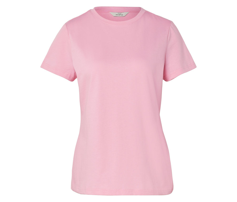 Detailný záber na jednoduché ružové tričko s krátkymi rukávmi.