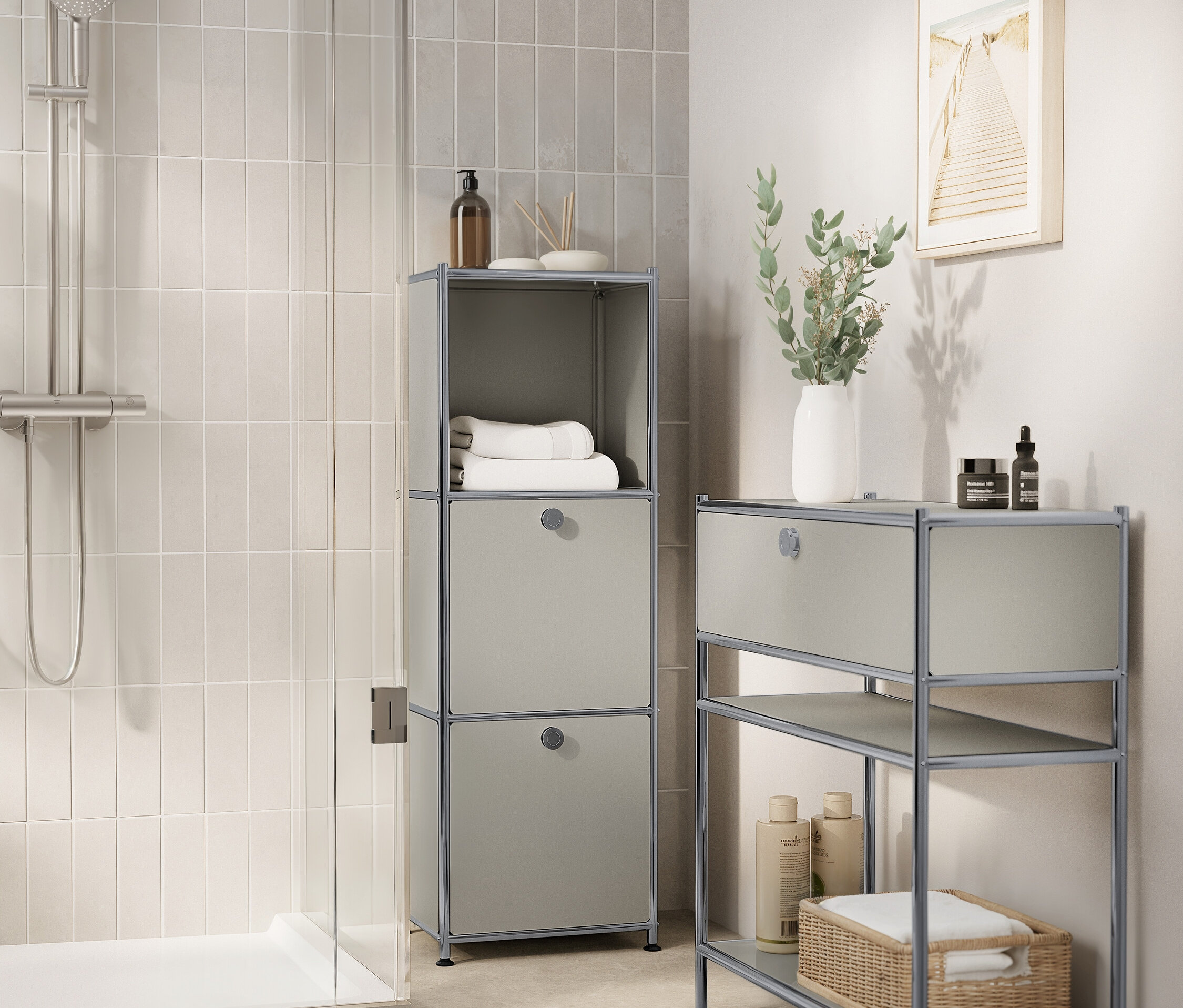 Sivá kúpeľňa so sprchovacím kútom, sivými modulárnymi úložnými jednotkami a kúpeľňovými doplnkami.