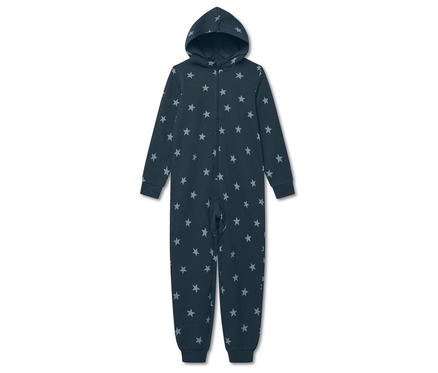 Na bielom pozadí leží tmavomodrý hviezdicový overal s kapucňou.