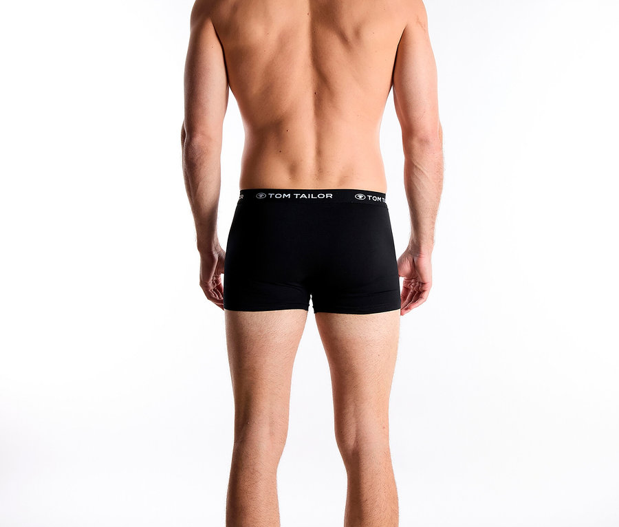 Muž zozadu, má na sebe čierne boxerky Tom Tailor.