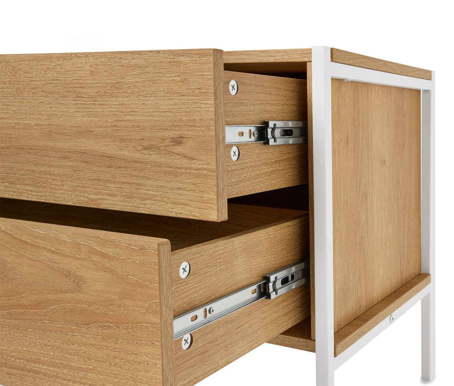 Detailný záber na drevenú skrinku s dvoma otvorenými zásuvkami a bielym rámom.