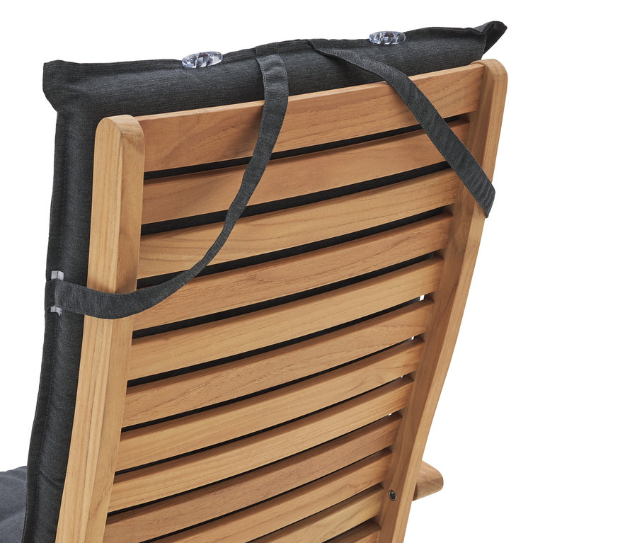 Pohľad zozadu na drevenú stoličku s antracitovým vankúšom pripevneným popruhmi.