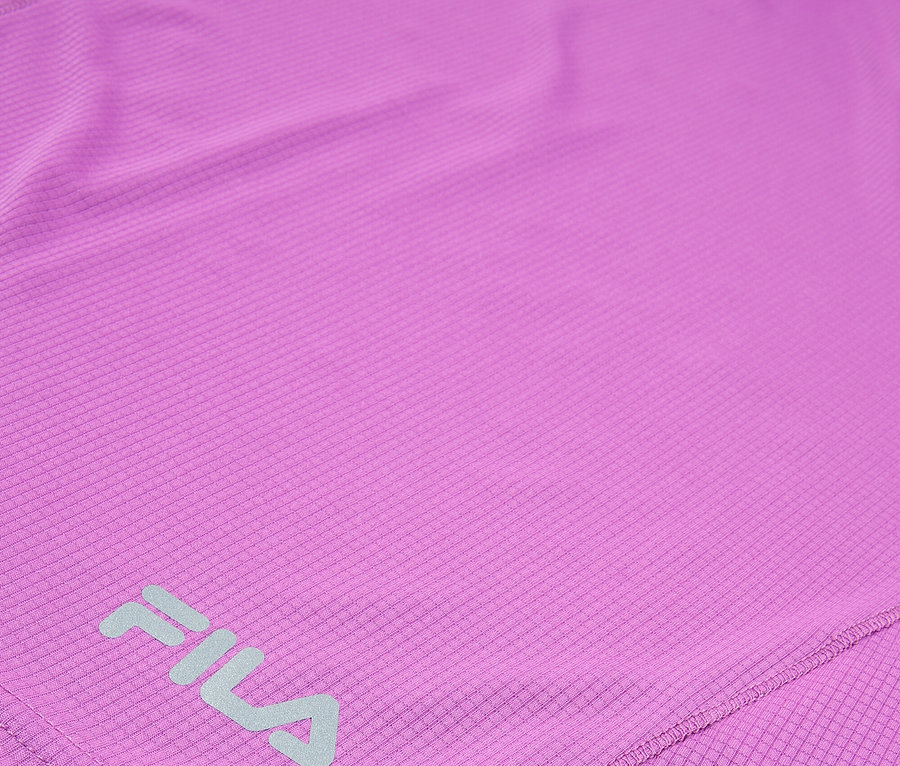 Detail fialového športového topu Fila s opakujúcim sa štvorcovým vzorom.