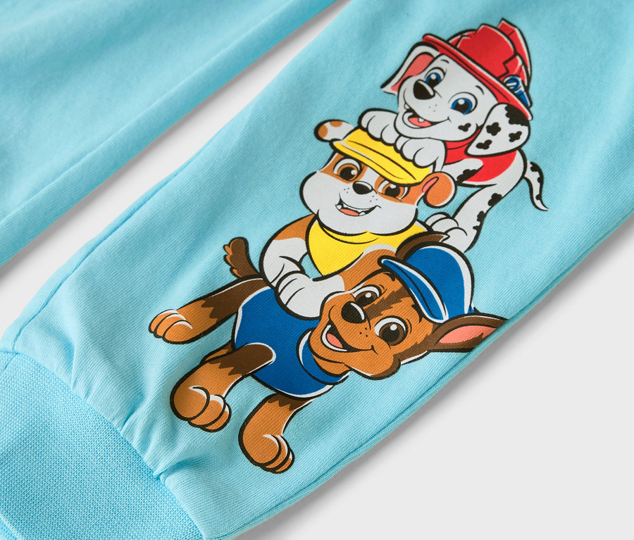 Detail svetlomodrého nohavicového dielu s postavičkami z Labkovej patroly: Marshall, Rubble a Chase.