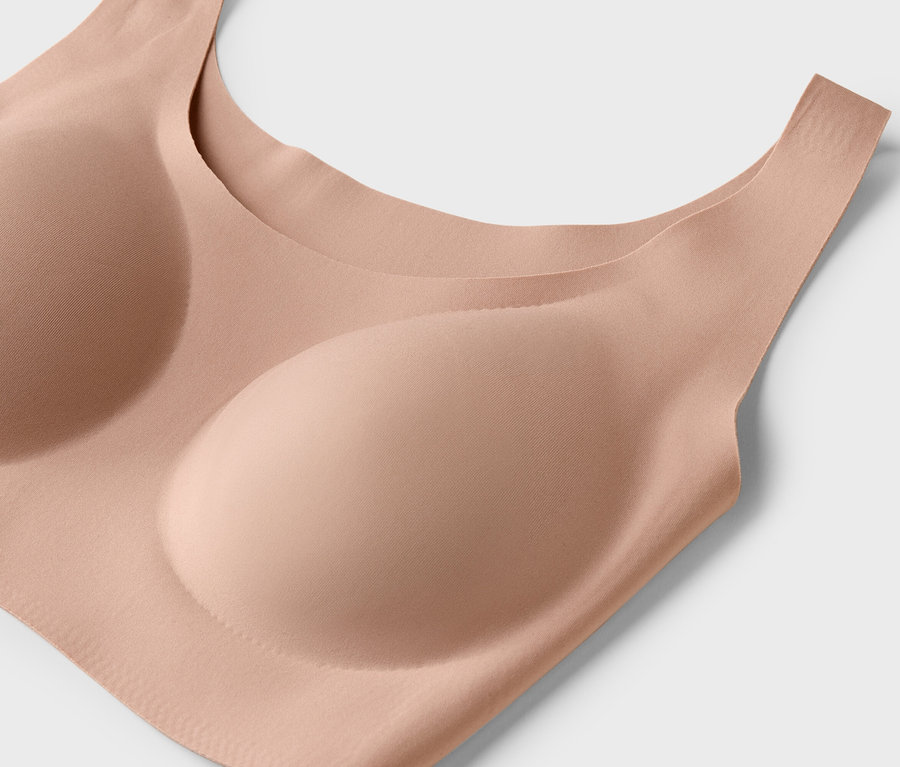 Detailný záber na telovú podprsenku.