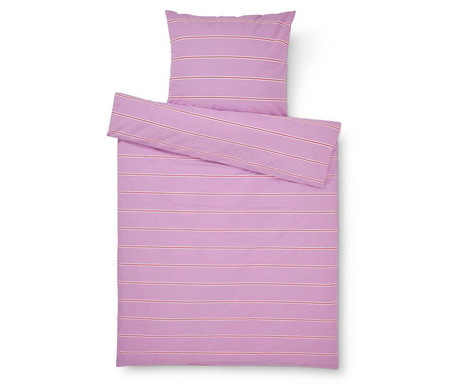 Fialové posteľné obliečky s pruhovaným vzorom, pozostávajúce z obliečky na vankúš a obliečky na prikrývku.