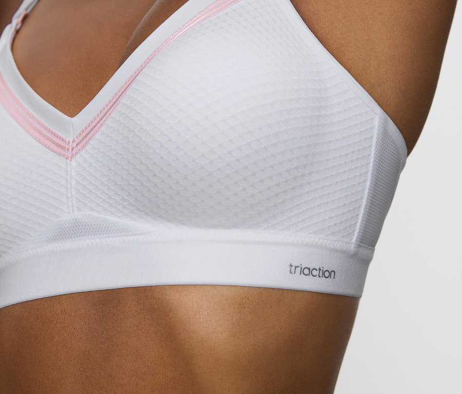 Detailný záber ženy v bielej športovej podprsenke Triaction.