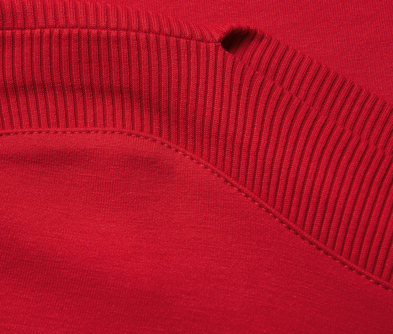 Detail červeného trička Street One s rebrovanými prvkami.