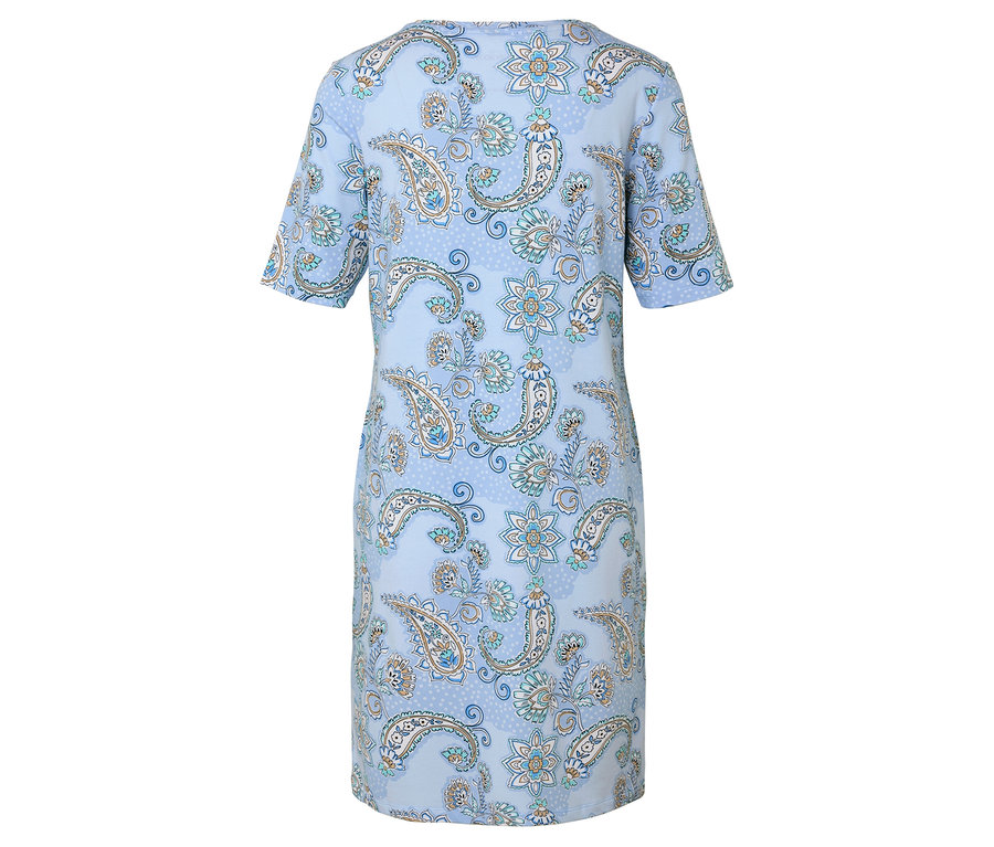 Pohľad zozadu na svetlomodré šaty s krátkymi rukávmi a paisley vzorom.