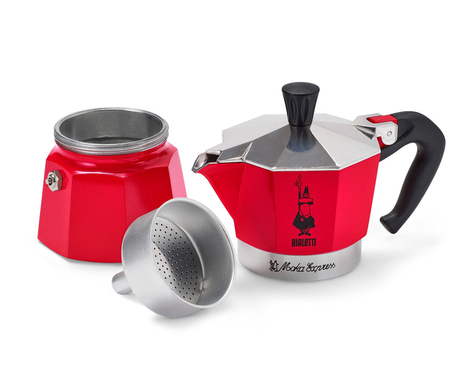 Červený kávovar Bialetti stojí vedľa svojich nezmontovaných častí na bielom pozadí.