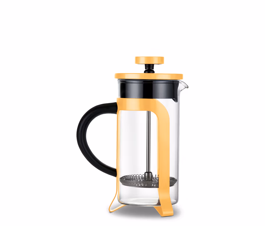 Sklenený french press so žltým rámom a čiernou rukoväťou na bielom pozadí.