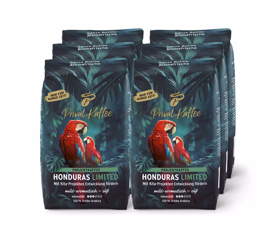 Šesť tmavozelených balení kávy Privat Kaffee Limitovaná Edícia Honduras s tropickými listami a červenými arami, celé zrná.