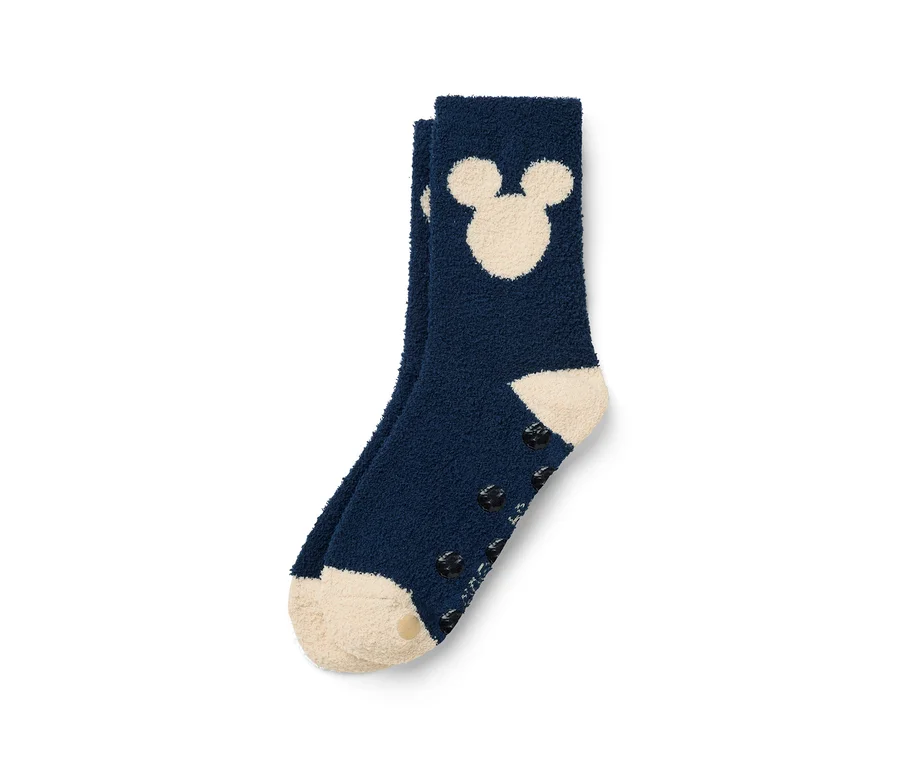 Detail modrej ponožky s Mickey Mousom a protišmykovou podrážkou.