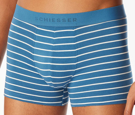 Muž má na sebe modré boxerky s bielymi vodorovnými pruhmi.