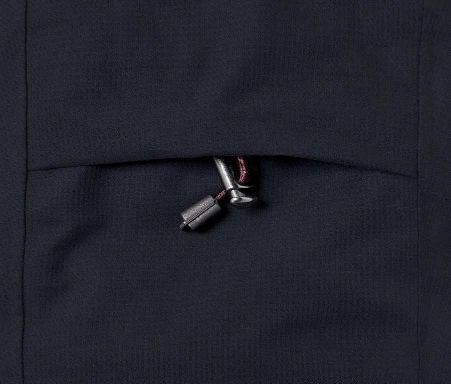 Detail modrého termokabáta so sťahovacou šnúrkou na vrecku.