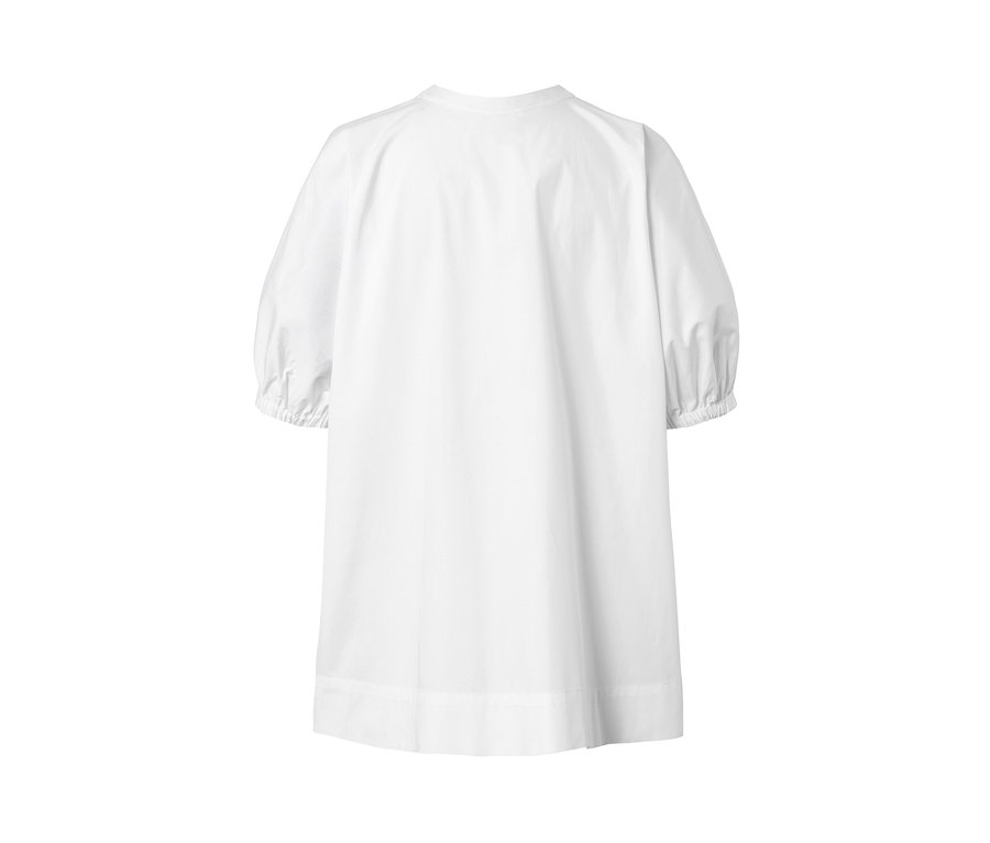 Pohľad zozadu na bielu popelínovú blúzku.