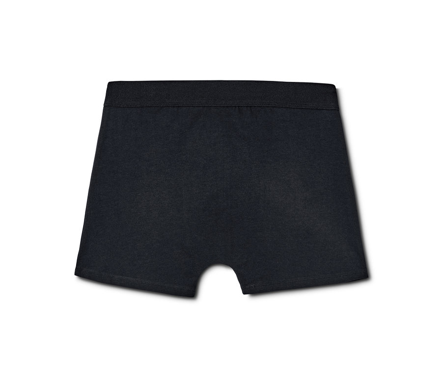 Detailný pohľad na jedny čierne boxerky.