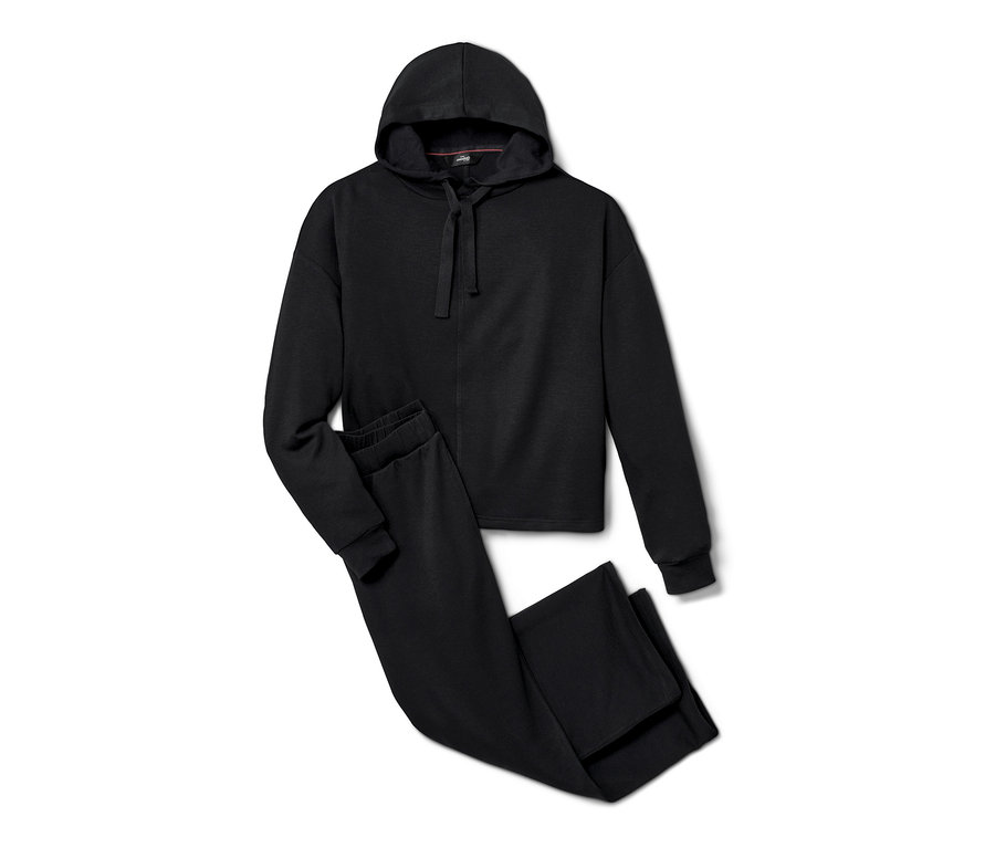 Čierna sedemosminová domáca súprava s kapucňou a dlhými rukávmi leží na bielom pozadí.