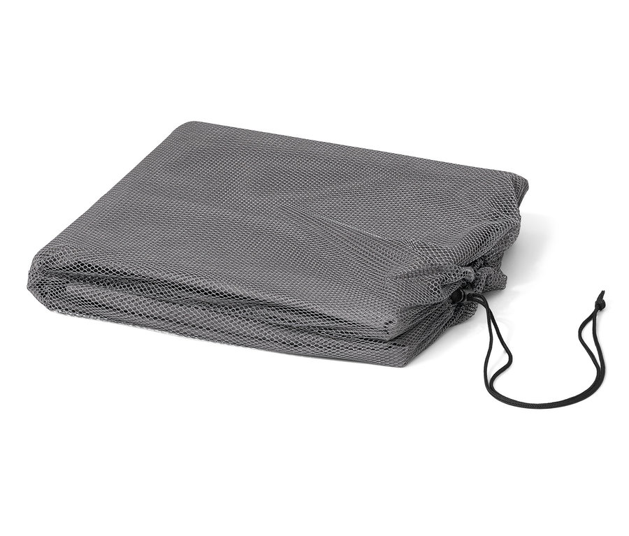 Sivý prémiový kryt na plážový kôš veľkosti XL zložený so sťahovacou šnúrkou.