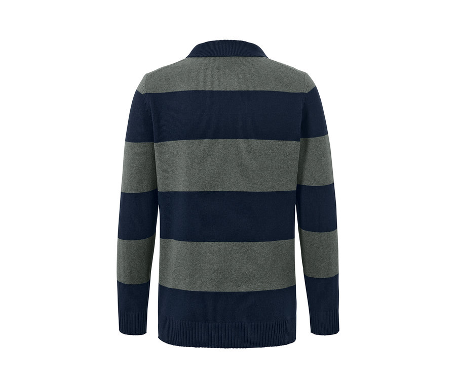 Pruhovaný pulóver v odtieňoch sivej a modrej.