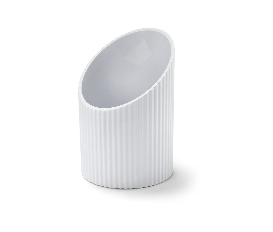 Biely stojan na pomôcky.