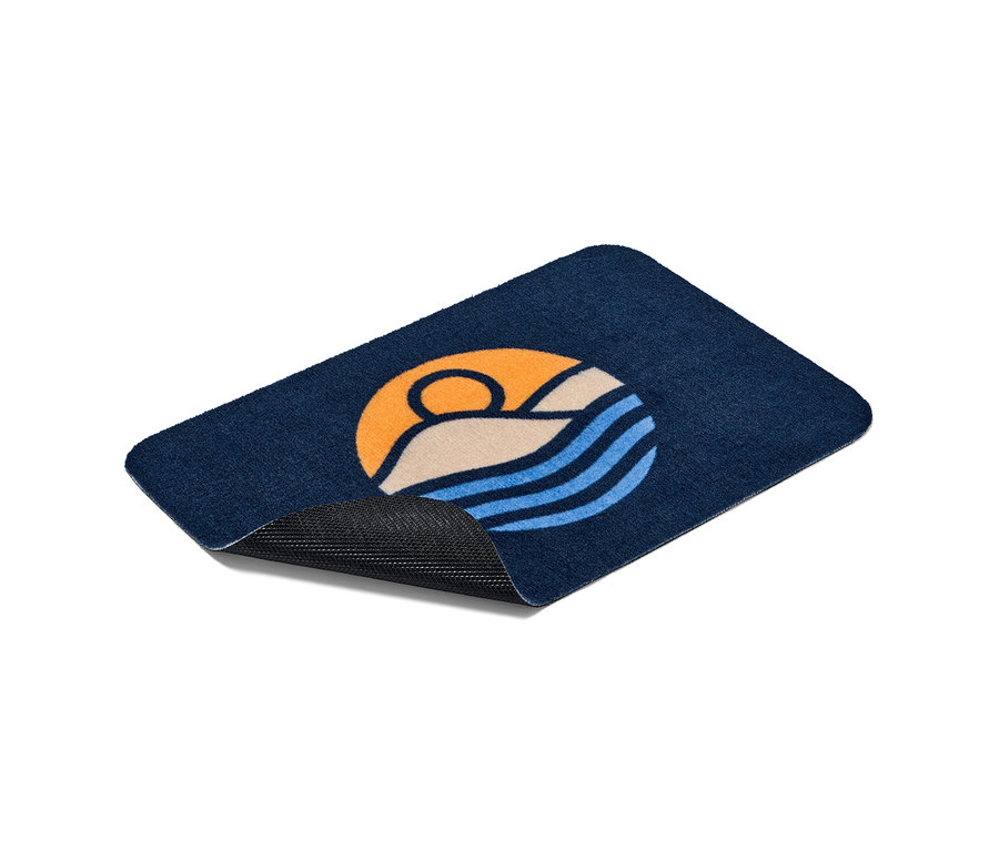 Tmavo modrá rohožka s motívom krajiny.