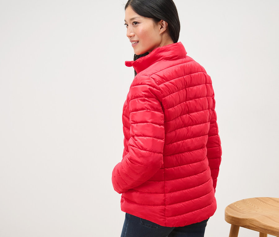 Žena v prešívanej bunde.