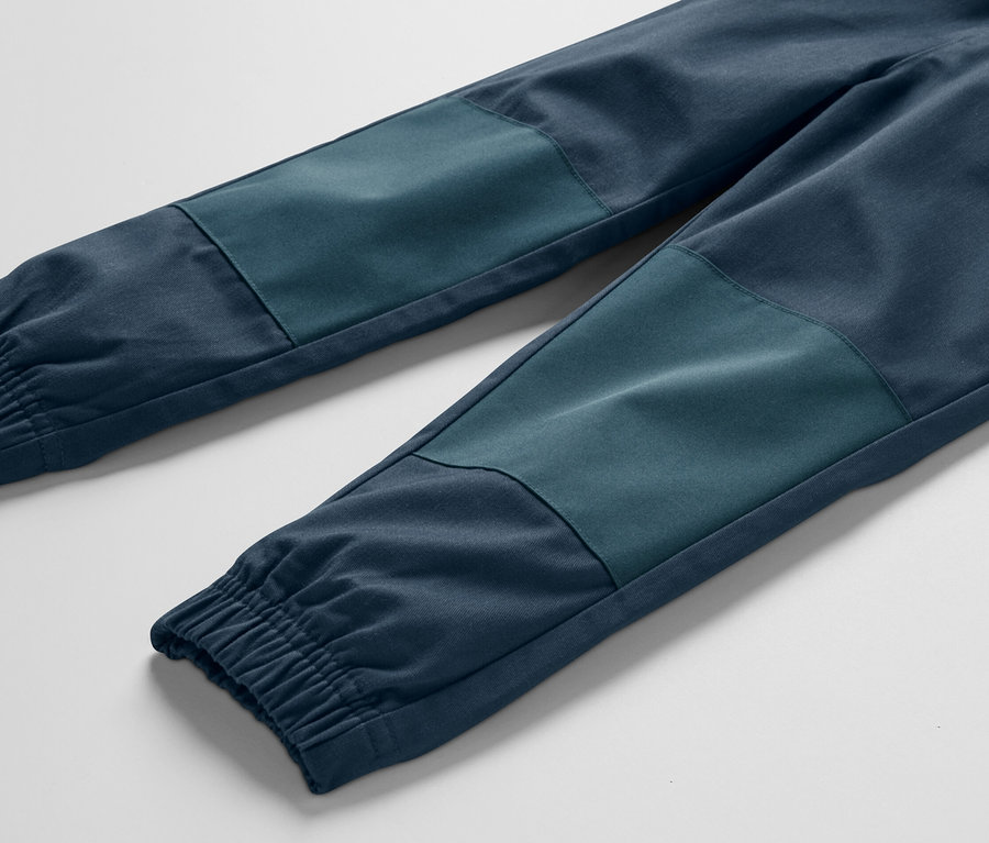 Detail detských outdoorových nohavíc.